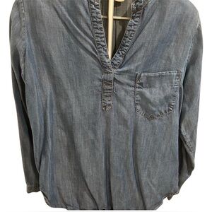 Andrea Govine Chambray Denim Top V-neck and a front pocket Size XL